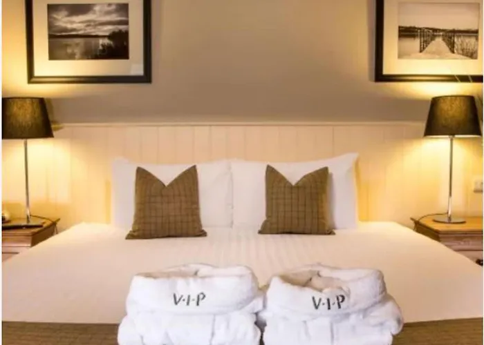 Lochside Lodge Retreat - Stunning Lakeside Escape Alexandria