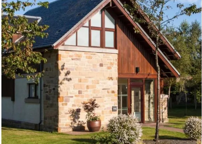 Lochside Lodge Retreat - Stunning Lakeside Escape Alexandria