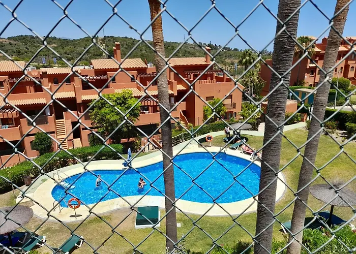 COSTA GALERA Apartamento con piscinas jardín y un baño cercano a la playa Estepona