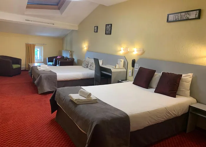 Brit Hotel Bleu Nuit Saintes