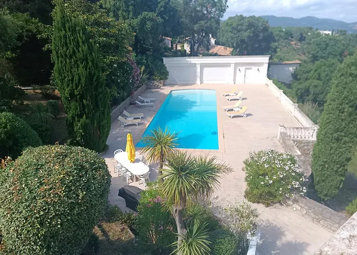 Love Room Avec Spa Jacuzzi Champagne Avec Immense Terrasse Privative De 70M Piscine De 16M Fréjus
