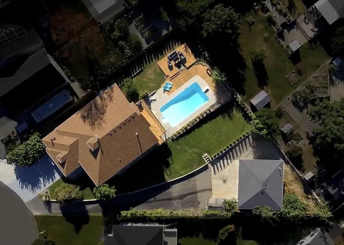 Luxurious 5 Bedroom House With Pool & Sauna West Kelowna