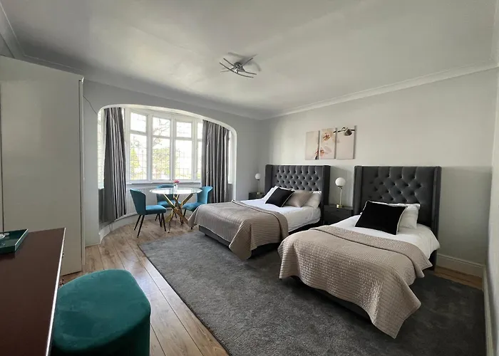 Madonna Halley Hotel Edgware