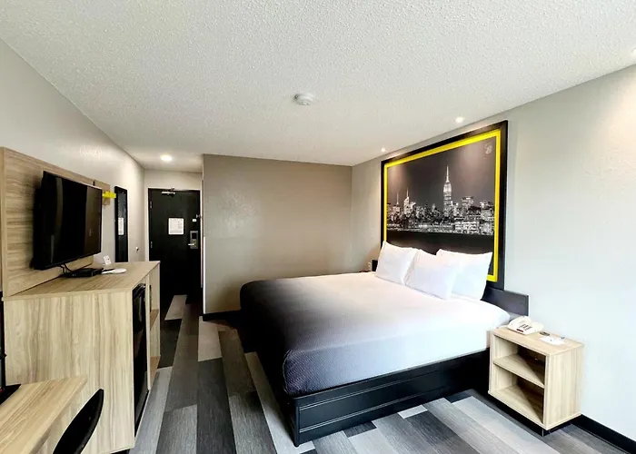 Super 8 By Wyndham Cedar Rapids Hotel