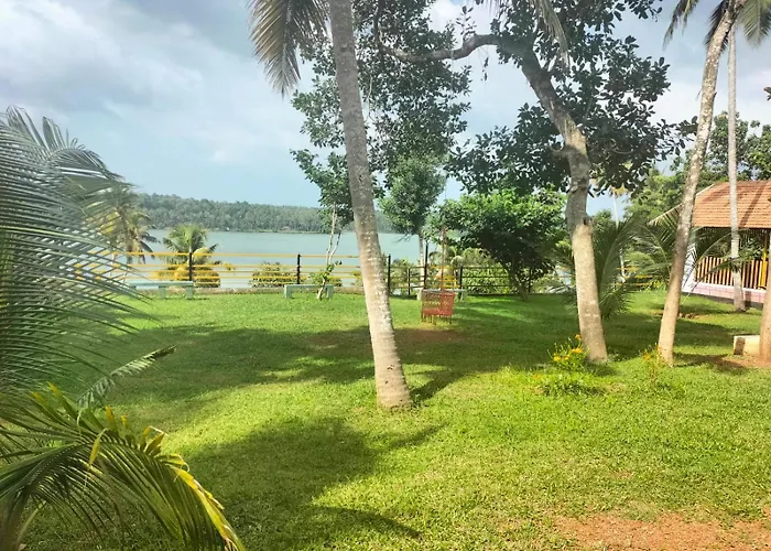 Kayaltheeram Resort & Homestay Paravur