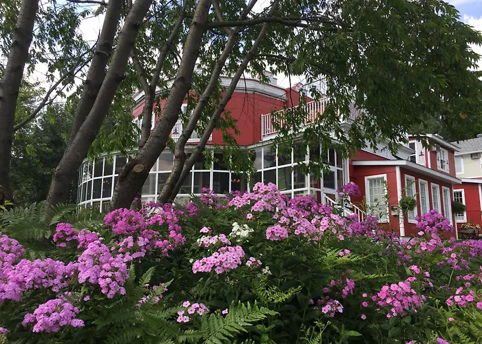 Auberge De La Tour Du Lac Sainte-Agathe-des-Monts