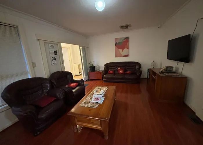 Sunny House - Melbourne Airport Home