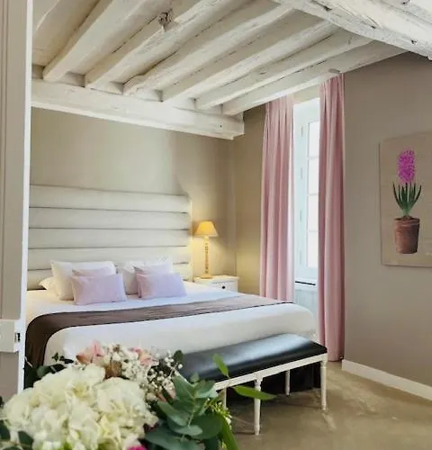 Hôtel Saint-Laurent, The Originals Relais Montfort-lʼAmaury