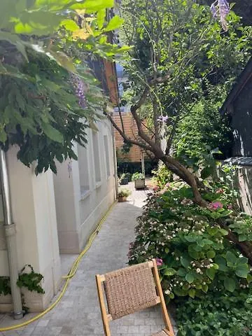 Le Vendome Cote Jardin Bed & Breakfast Tours