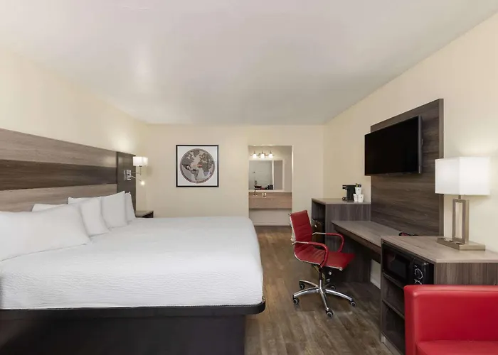 Ramada By Wyndham Kingman Hotel