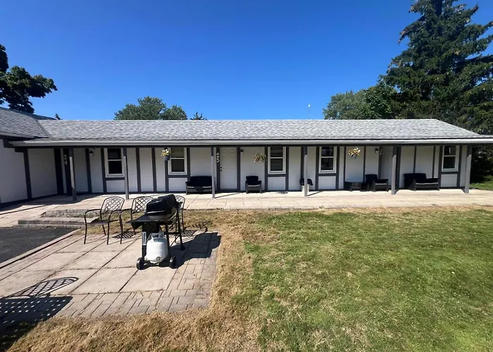 Niagara Parkway Riverview Inn