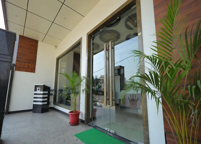 The Crown Hotel Agra Near Taj Mahal & Restaurant