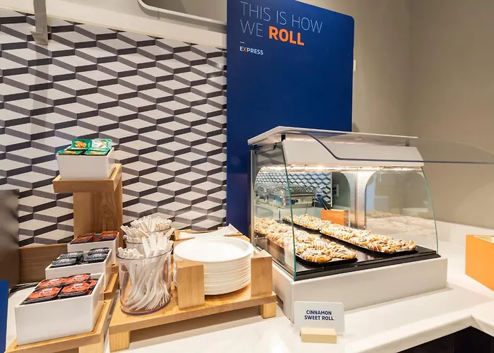 Holiday Inn Express & Suites Toronto Airport South By Ihg
