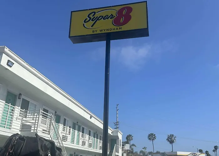 Super 8 By Wyndham Oceanside Downtown Hotel