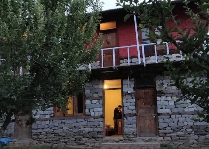 Holy Cow Cafe & Beds Hotel Kalgha