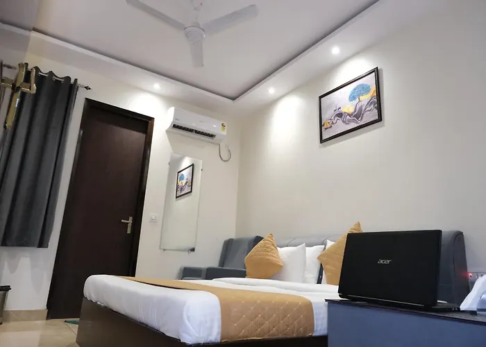 Hotel De Hocks Deluxe - New Delhi Railway Station