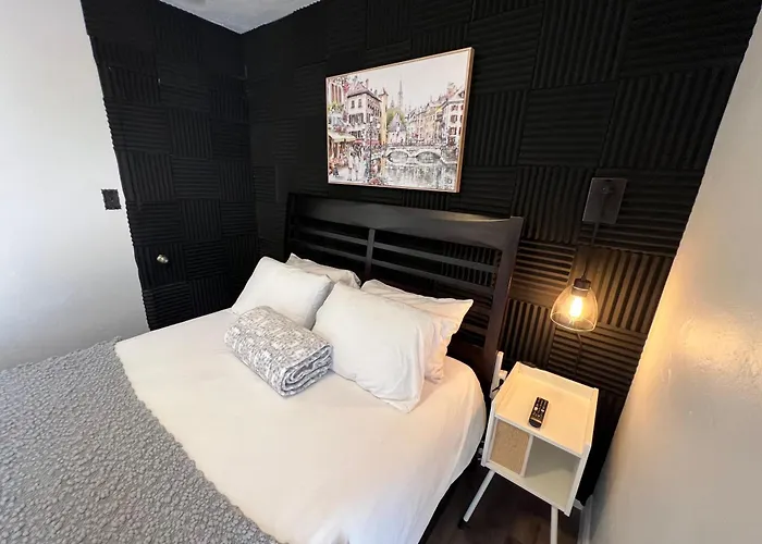 Pura Vida Private Access, Room & Bathroom Riviera Beach