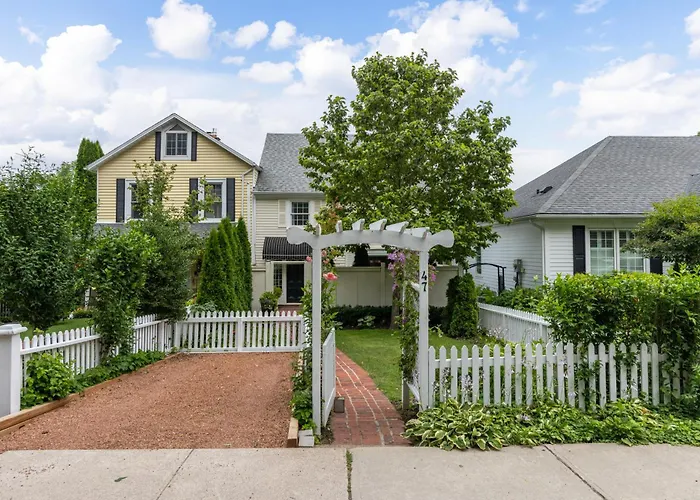 Hummingbird Haven Bed & Breakfast Luxury Suite With Terrace & Seasonal Lake Views Located In Historic Old Town Niagara-On-The-Lake