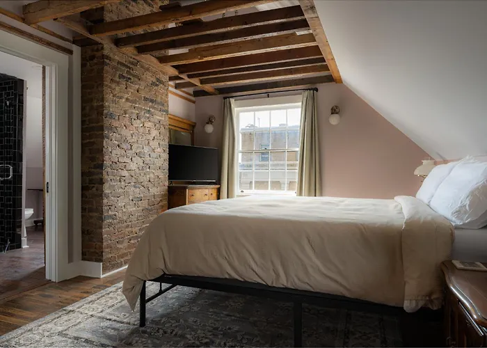 The Nuwray Hotel & Carriage House Burnsville
