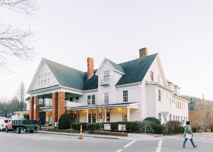 The Nuwray Hotel & Carriage House Burnsville