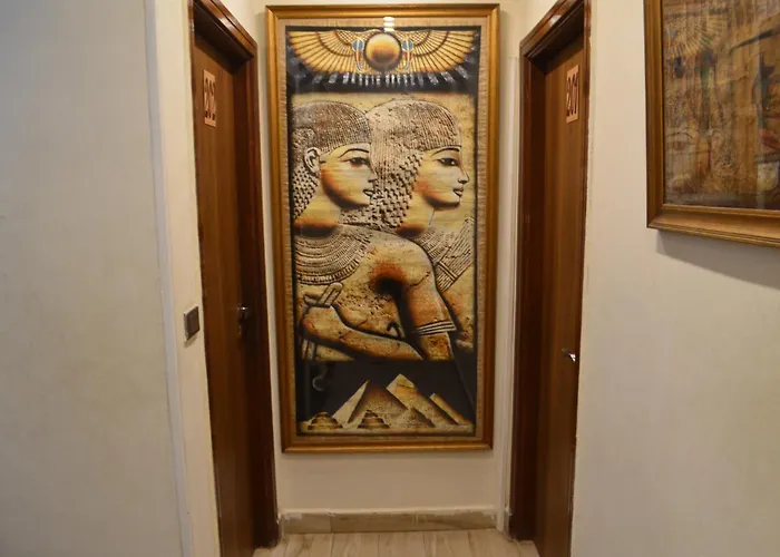 Queen Cleopatra Pyramids View El El Cairo