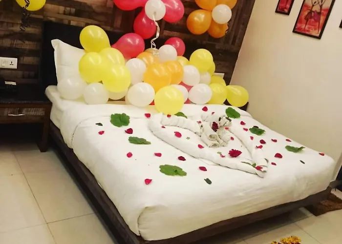 Goroomgo Mall Road Abhinandan Mussoorie - Free Wi-Fi & Restaurant With Luxury And Spacious Room - Perfect Location
