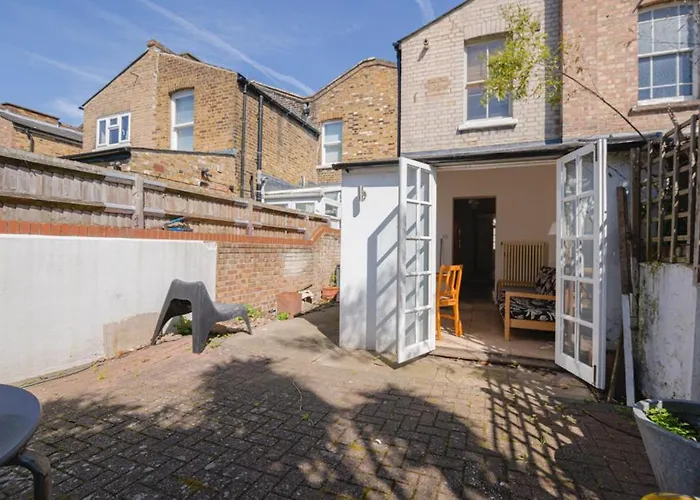 Bright Spacious Double Bedroom London