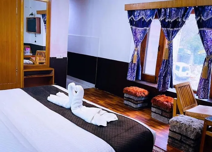 !!! Hotel Hilltop At Mall Road Manali !!! With Open Terrace !! Family Hotel !!