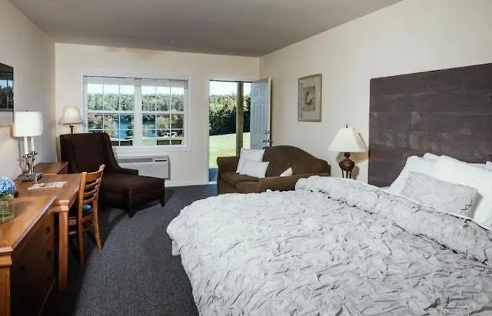 Crescent Lake Inn And Suites Wolfeboro