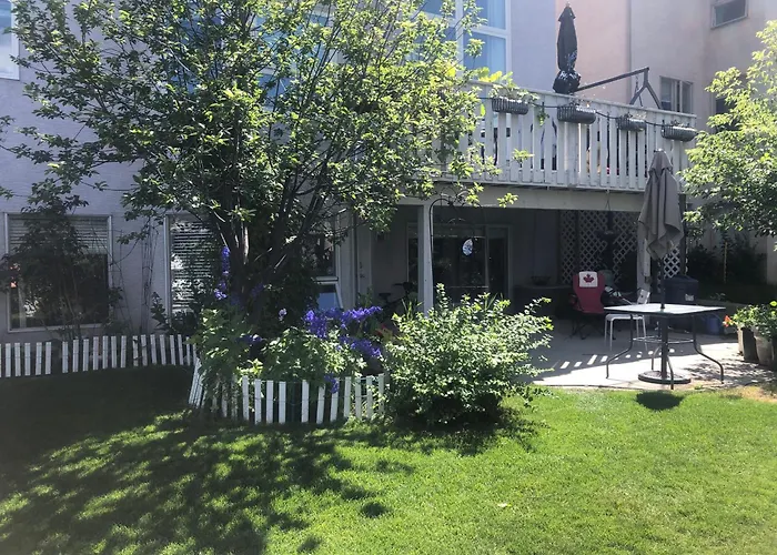 Hamptons Rose Garden Family! Hotel Calgary