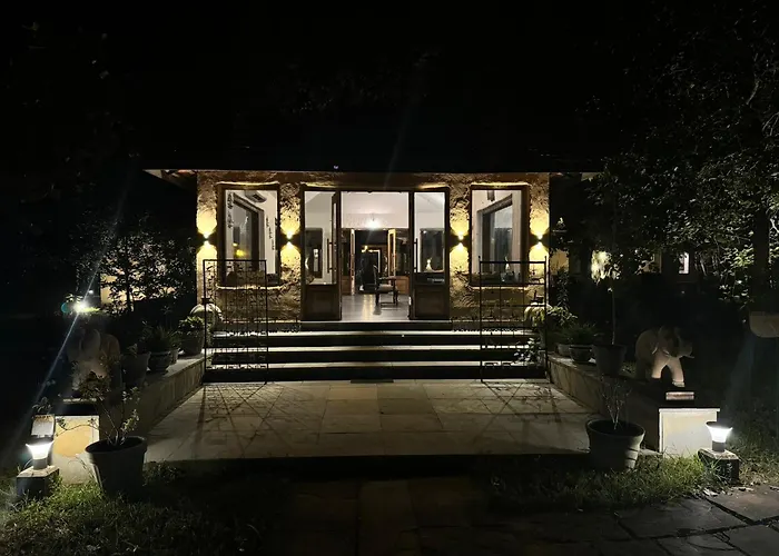 The Roaring Salvan County Hotel Umaria 