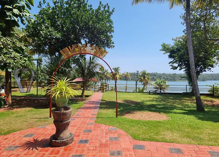 Kayaltheeram Resort & Homestay Paravur