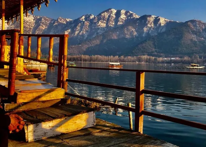 Merry Dawn Houseboat Srinagar 