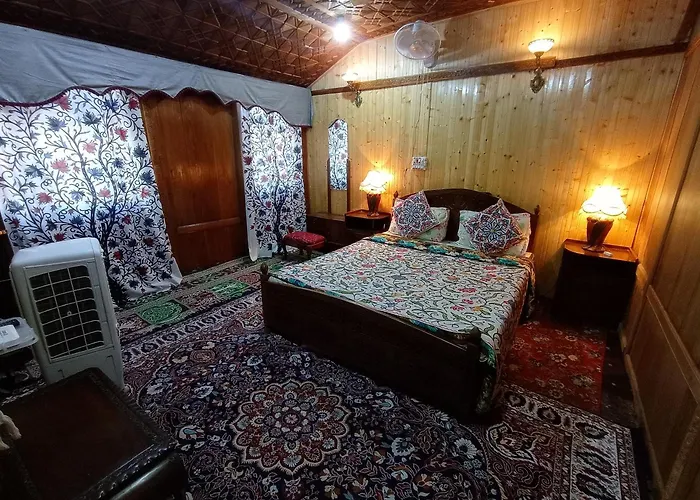 Merry Dawn Houseboat Srinagar 