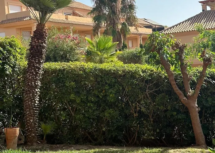 COSTA GALERA Apartamento con piscinas jardín y un baño cercano a la playa Estepona