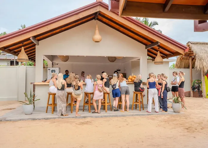 The Green Rooms Surf & Yoga Camp - On The Beach - Prime Location Renovated 2024 Weligama