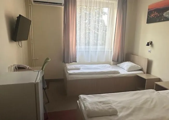 Free Parking, Free Breakfast, Only 15 Minutes To City Center Budapest