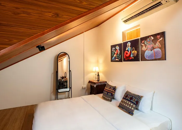 The Autumn House - Homestay At To Ngoc Van Hanoi
