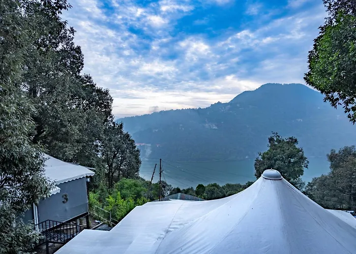 The Whispering Oaks Hotel Nainital