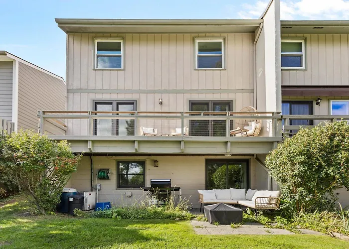 Canandaigua Lake Retreat With View And Private Beach Access, Foliage, Hike, And Ski