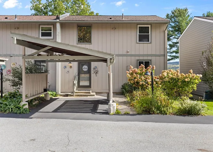 Canandaigua Lake Retreat With View And Private Beach Access, Foliage, Hike, And Ski