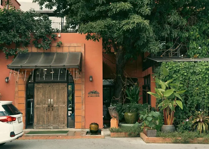 โรงแรมบ้านสวนพรานนก กรุงเทพมหานคร