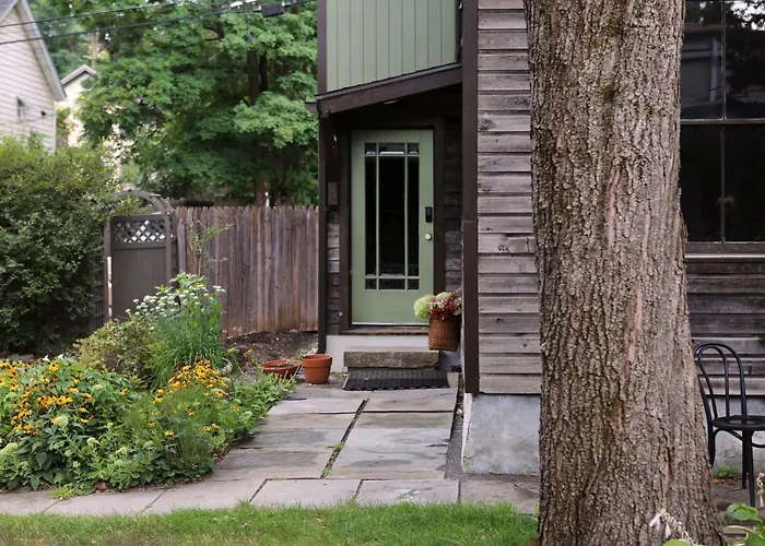 Kingston Carriage House Bed & Breakfast