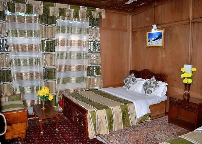 Montreal Group Of Houseboats Hotel Srinagar 