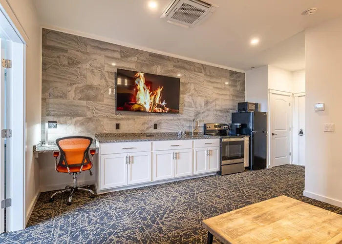 Stone Park Ellsworth-Bar Harbor Aparthotel