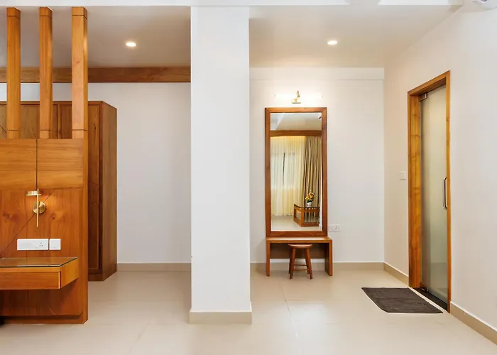 Hotel Lincoln Square Thekkady