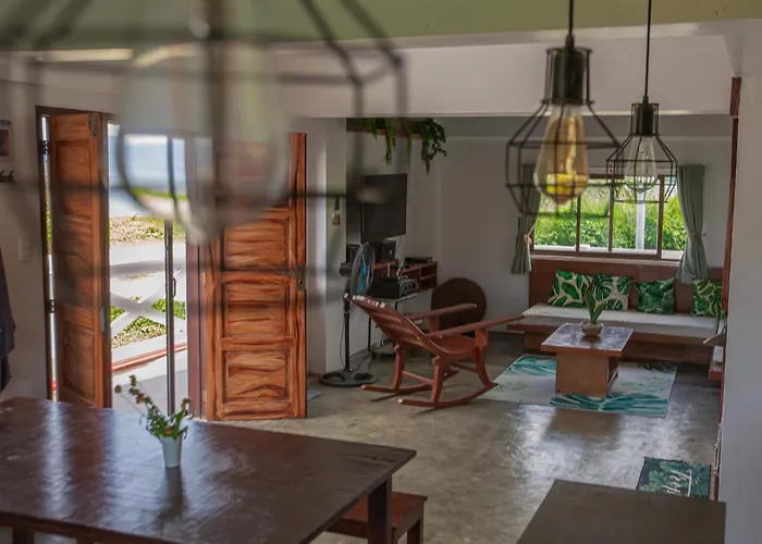 Triangle Huts Hotel Pagudpud