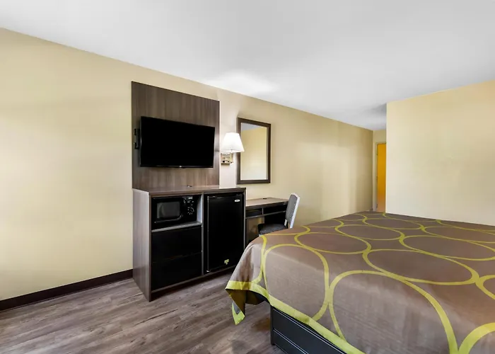 Super 8 By Wyndham Dickson Hotel