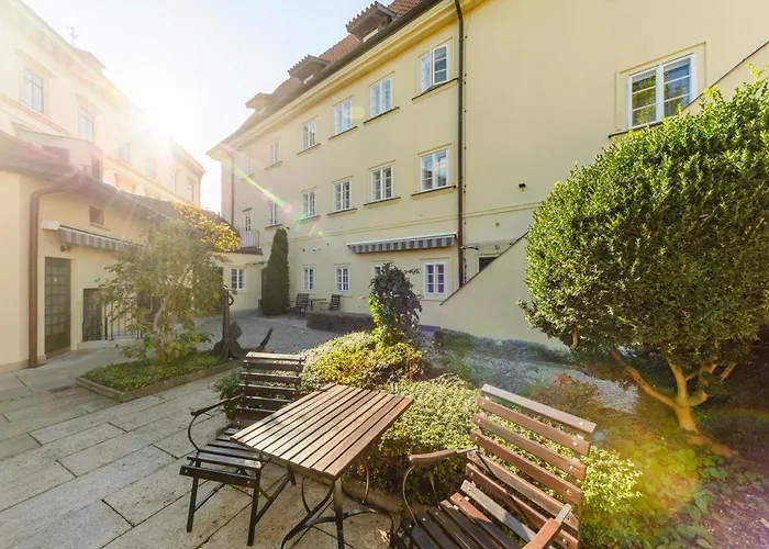 Archibald At The Charles Bridge Otel Prag
