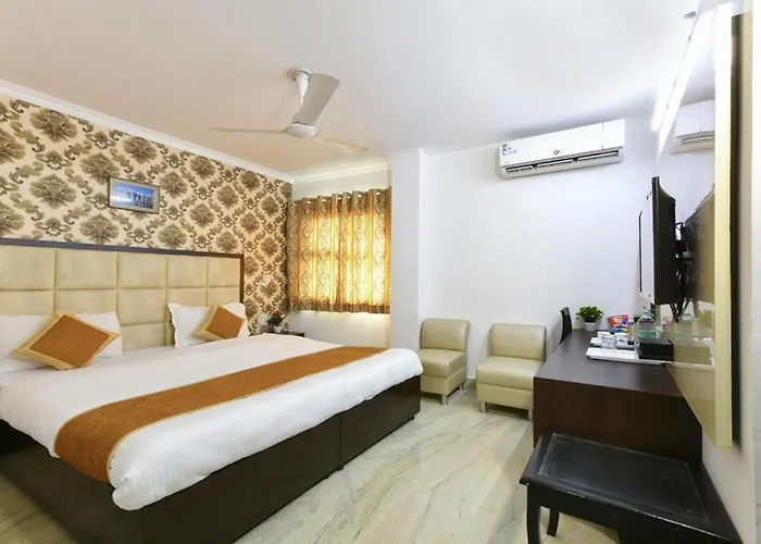 Hotel The First By Goyal Hotelie Agra 